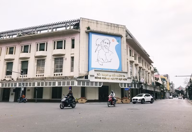 Khu vực trung tâm thành phố Hà Nội trở nên vắng lặng.