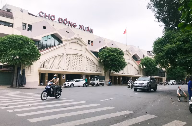 Lực lượng chức năng liên tục di chuyển trên các tuyến phố trung tâm Hà Nội để vận động người dân tạm dừng hoạt động theo đúng quy định để hạn chế nguy cơ lây nhiễm của dịch bệnh Covid-19.