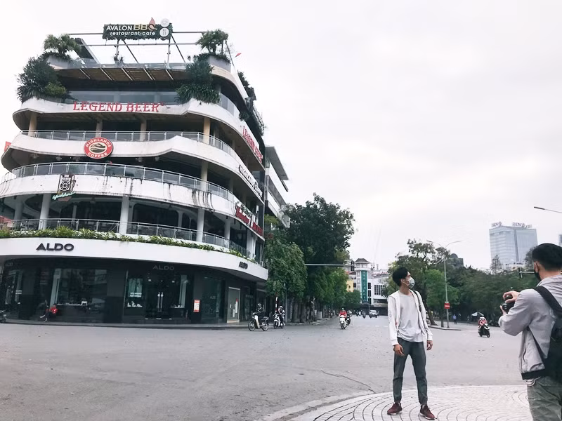 Tòa nhà Hàm Cá Mập vào những ngày thường rất đông đúc, giao thông qua lại nhộn nhịp nay thực hiện nghiêm chỉ thị của Thủ tướng cũng phải đóng cửa. Tuy vậy, vẫn còn một số người dân hí hửng rủ nhau đến "check-in" khi thấy hình ảnh đóng cửa "hiếm" có của tòa nhà này.