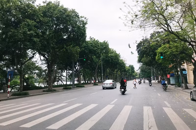 Các tuyến đường xung quanh khu vực hồ Hoàn Kiếm (Hà Nội) chỉ thưa thớt người dân qua lại.