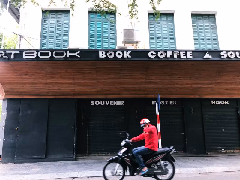 Hàng loạt cửa hàng kinh doanh dịch vụ không thiết yếu như cà phê, nhà hàng,... ở khu vực trung tâm Hà Nội đều đã đóng cửa.
