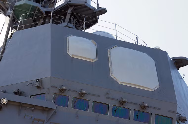 Lớp tàu Akizuki được trang bị hầu hết các hệ thống radar, chỉ huy do Nhật Bản chế tạo gồm: hệ thống chỉ thị chiến đấu QYQ-11; hệ thống tác chiến phòng không FCS-3A; sonar tích hợp OQQ-22; hệ thống tác chiến điện tử kỹ thuật số NOLQ-3D. Các cảm biến này cơ bản được phát triển trên các mẫu của Mỹ với tính năng rút gọn hoặc tiên tiến hơn ở một số mặt. Nguồn ảnh: Seaforces
