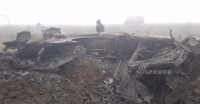 Phần thân xác chiếc T-72 cũng không còn nguyên vẹn cho thấy vụ nổ vô cùng khủng khiếp. Nguồn ảnh: Sina