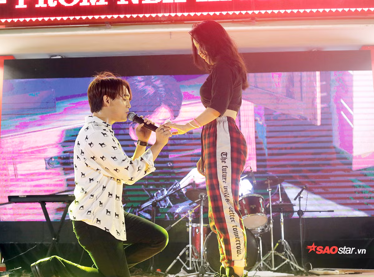 Anh bất ngờ mời một nữ sinh của trường lên sân khấu và tái hiện màn cầu hôn bằng nhẫn gốm trong MV “Trong trí nhớ của anh”.