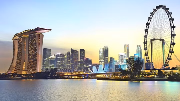 1. Singapore được Ngân hàng Thế giới xếp hạng là quốc gia tốt thứ hai để tiến hành kinh doanh trên toàn cầu. Đây là một quốc gia giàu có (GDP bình quân đầu người là 52.962 USD), với tỷ lệ thất nghiệp thấp (2,15%) và khả năng truy cập internet tốt (81%). (Ảnh: CNBC). 1. Singapore được Ngân hàng Thế giới xếp hạng là quốc gia tốt thứ hai để tiến hành kinh doanh trên toàn cầu. Đây là một quốc gia giàu có (GDP bình quân đầu người là 52.962 USD), với tỷ lệ thất nghiệp thấp (2,15%) và khả năng truy cập internet tốt (81%). (Ảnh: CNBC).