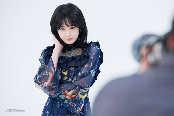 Ở tuổi 37, cô vẫn trẻ đẹp và lẻ bóng. Vài năm gần đây, Jang Nara đã về hẳn Hàn Quốc để đóng phim. Theo Sina, do xa khán giả quê nhà khá lâu nên nữ diễn viên đã mất đi phần nào lượng fan. Jang Nara sinh năm 1981 và khởi nghiệp từ năm 2001 với tư cách một ca sĩ. Nhưng rất nhanh sau đó, cô chuyển hướng trở thành diễn viên và được yêu thích nhờ nhiều phim như Cô gái thông minh, Baby-faced Beauty. Trả lời Yonhap News về dự định kết hôn, Jang Nara cười buồn: “Không phải là tôi không muốn cưới chồng. Chuyện đó nằm ngoài kiểm soát của tôi. Nếu tôi gặp được duyên số, tôi chắc chắn sẽ cưới. Nếu không thể tìm thấy, tôi có thể làm gì đây?”.