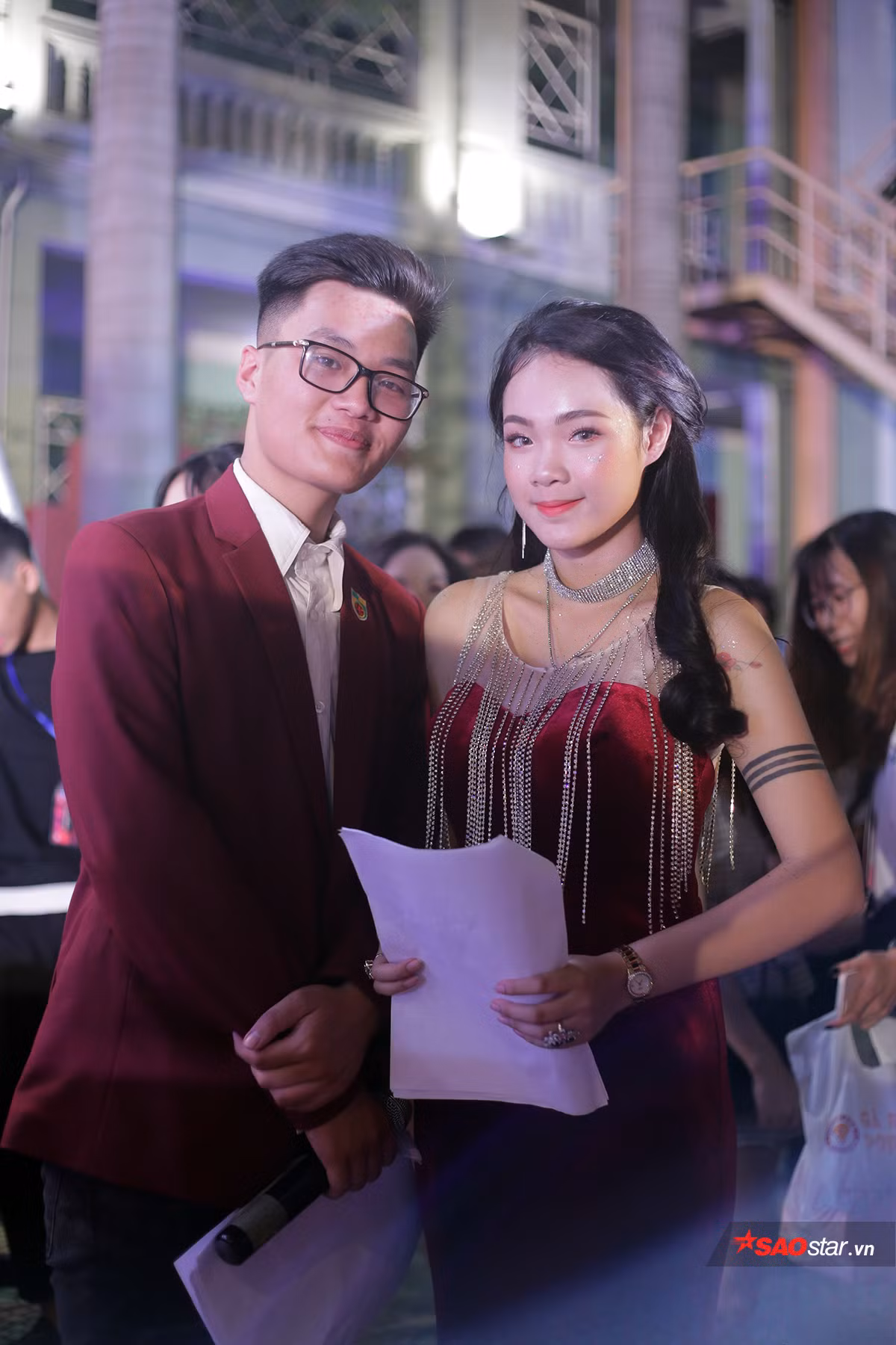 Cặp đôi MC có ngoại hình cực sáng trên sân khấu.