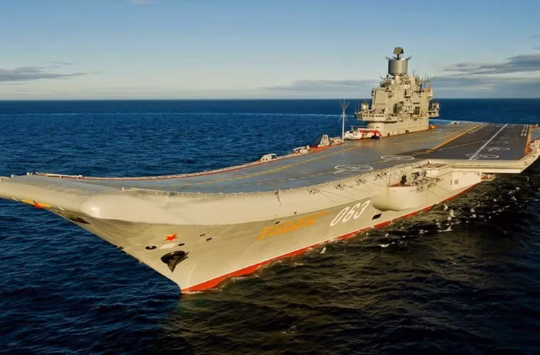 Phương án thứ hai mà Sputnik cho biết là Nga có thể sẽ sử dụng tuần dương hạm chở máy bay hay là tàu sân bay Đô đốc Kuznetsov mang theo loạt vũ khí “khủng” gồm: tên lửa hành trình P-700 Granit và các máy bay chiến đấu để tham gia chiến dịch “trừng phạt”.