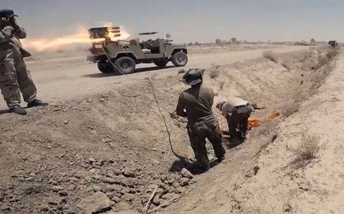 Rocket 107mm hướng về mục tiêu quân IS.