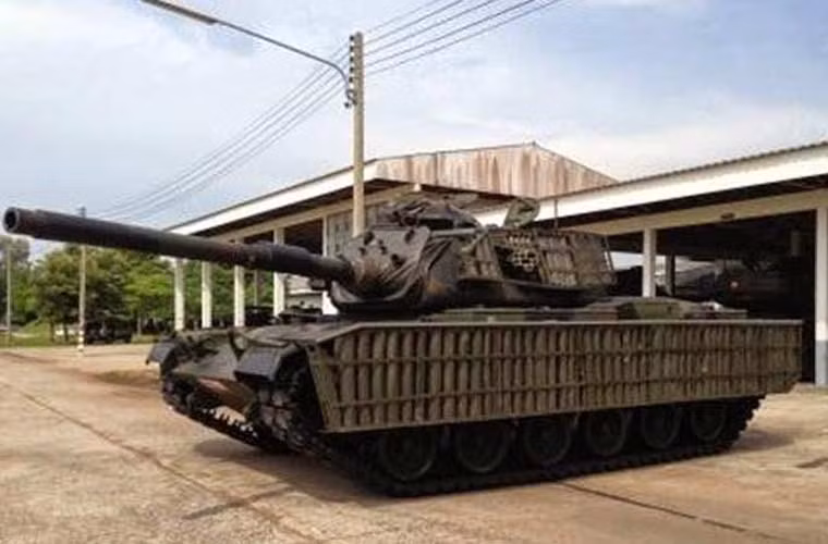 Trong ảnh là một chiếc xe tăng chiến đấu chủ lực M60A3 Patton lắp hoàn chỉnh giáp gỗ che gần kín hai bên thân và tháp pháo.