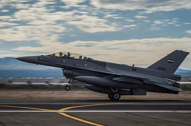 Đáng lẽ một phần trong 36 chiếc tiêm kích F-16 đã phải chuyển giao từ tháng 6/2014. Tuy nhiên, do lo ngại sự yếu kém của Quân đội Iraq trước phiến quân IS có thể khiến số F-16 này rơi vào tay IS nên Mỹ đã trì hoãn việc bàn giao. Các phi công Iraq buộc phải sang Tucson, Azirona bay huấn luyện.