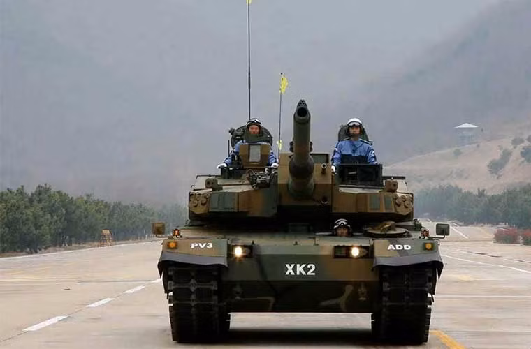  Xe tăng K2 Black Panther có chiều dài 10,8m, rộng 3,6m, cao 2,4m, nặng 55 tấn, kíp chiến đấu 3 người. Xe sử dụng động cơ diezel công suất 1500CV, dự trữ hành trình khoảng 450km.