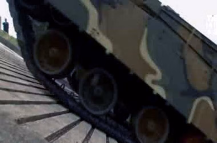 Ngoài ra, K2 Black Panther còn có thể di chuyển dưới đường dốc tới 60 độ và vượt qua vật cản cao 1,3m.