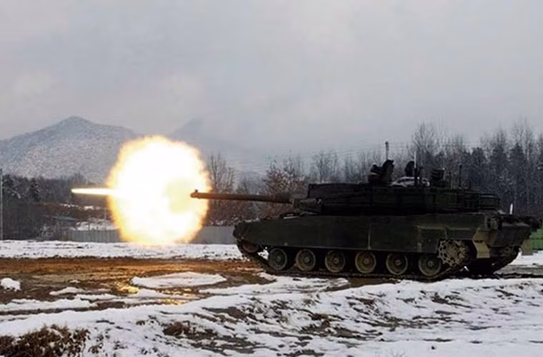 Ngoài ra, K2 Black Panther còn được trang bị thiết bị tạo khói và hồng ngoại để tăng khả năng sống còn khi tác chiến cả ngày lẫn đêm.