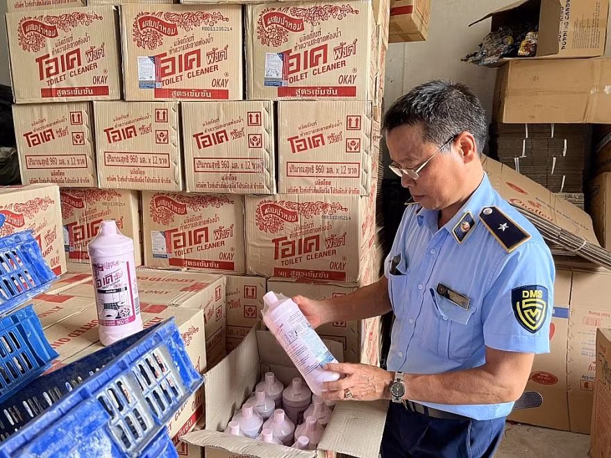 Ha Noi: Dot kich co so kinh doanh co dau hieu gia mao nuoc tay toilet nhan hieu Okay