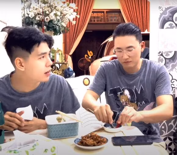 Ha Tri Quang tan tam cham soc cho Thanh Doan bi benh-Hinh-6