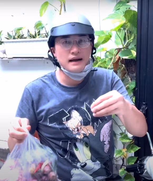 Ha Tri Quang tan tam cham soc cho Thanh Doan bi benh-Hinh-3