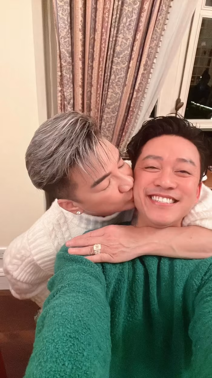 Dam Vinh Hung om hon tham thiet mot ca si Vbiz