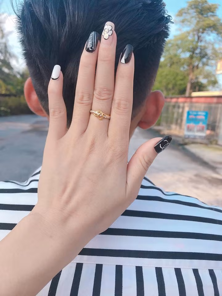 Ban gai cu gian la tra lai nhan cuoi, chang trai quyet dinh lam dieu gay soc