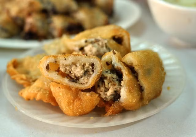 Bánh gối, bánh rán mặn: Hai món bánh nóng hổi này đặc biệt hấp dẫn trong ngày lạnh. Chúng chinh phục thực khách bởi độ béo, bùi của vỏ với phần nhân đủ vị mặn, ngọt. Chấm miếng bánh vào nước chấm chua ngọt rồi ăn, bạn sẽ cảm nhận được vị béo, bùi, thơm của thịt, của tiêu, của miến. Hương vị của nó ấn tượng đến nỗi, chỉ nghĩ đến thôi, hẳn nhiều người đã phải nuốt nước miếng. Ảnh: Internet.