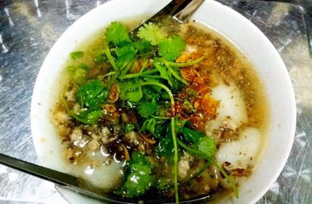 Bánh đúc nóng: Miếng bánh đúc dẻo quánh ăn cùng với nước chấm, thịt băm, hành khô là món ăn vô cùng vừa miệng trong những ngày lạnh. Ảnh: Internet.