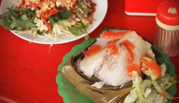 Loại bánh này thường xuất hiện ở vỉa hè, ngõ nhỏ hay ở trong những quán bình dân nhưng vô cùng hút khách vào những buổi trưa, chiều... Hà Nội. Ảnh: Foody.