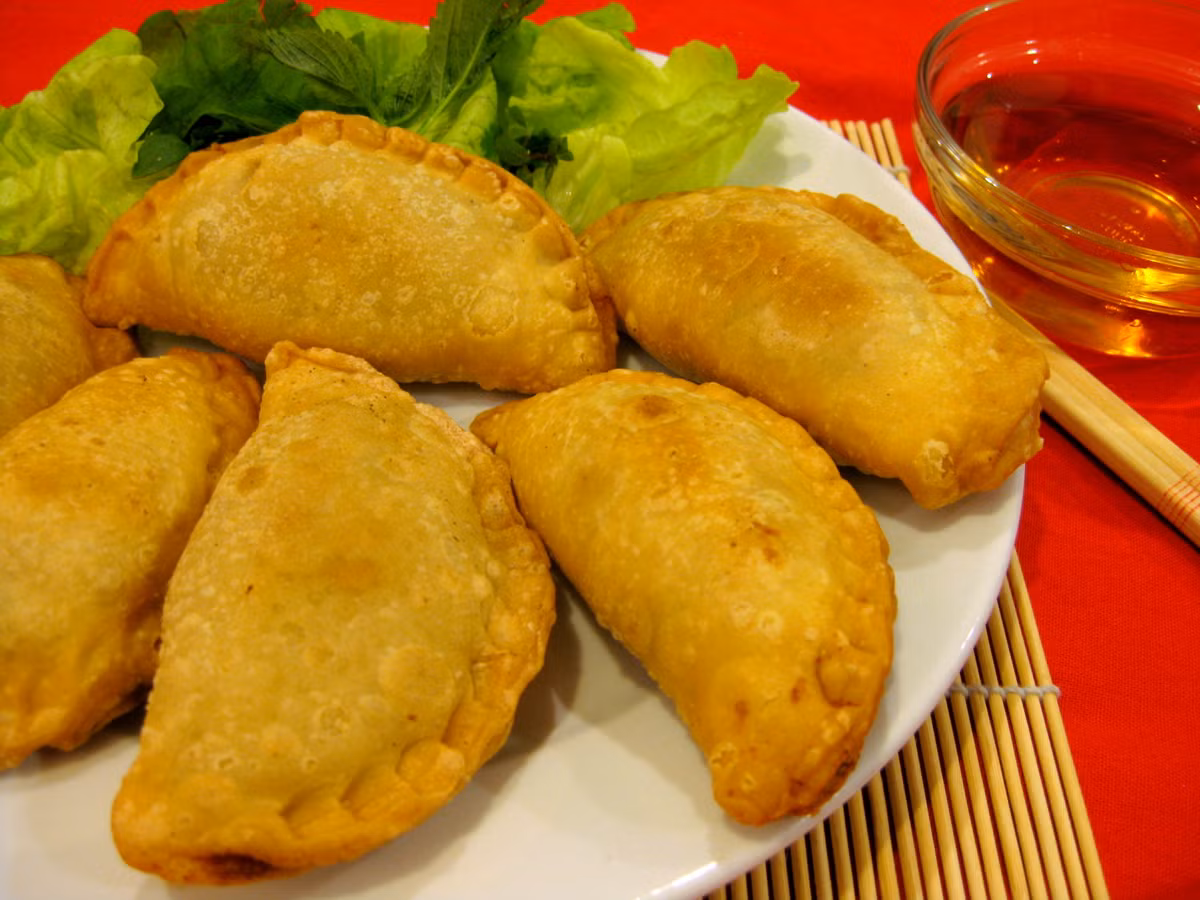 Bánh ăn kèm rau sống hoặc bỏ thêm đu đủ xanh vào nước chấm là thành một suất. Bạn có thể thưởng thức món bánh rán mặn “trứ danh” của Hà Thành ở quán bánh rán Lạc Long Quân hay quán bánh rán trên phố Phương Mai. Ảnh: Internet.