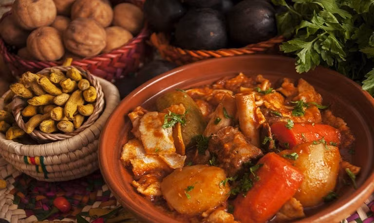 Thareed: Thareed hay được gọi là lasagna Arab, bao gồm các loại rau như cà rốt, đậu, hành tây và khoai tây nấu với thịt gà hoặc thịt cừu và trộn với nước sốt cà chua và gia vị. Bánh mì được đặt ở dưới cùng của món ăn, giúp bánh mì ngấm nước hầm và mềm mại hơn.