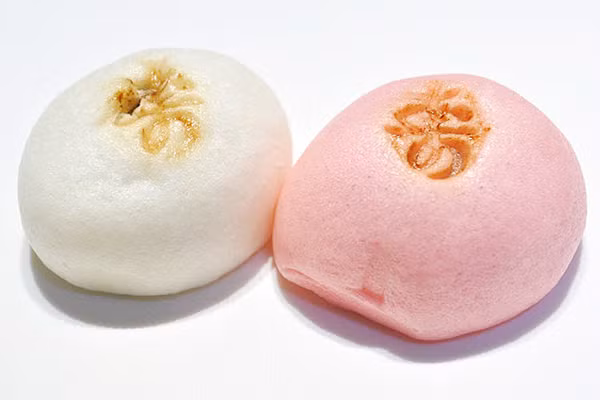 Manju: Bánh hấp như bánh mì với kết cấu dính đầy một lớp bột ngọt. Món bánh này ban đầu có nguồn gốc từ Trung Quốc và có nhiều hình dạng khác nhau.