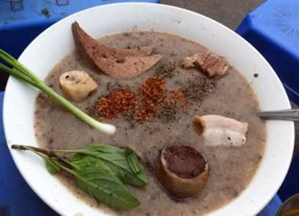 Bát cháo lòng đầy đặn, với lòng non, dạ dày, dồi. Màu cháo nâu ngon lành, hương thơm quyến rũ đặc trưng, có được nhờ nồi nước dùng thơm ngọt, ninh từ xương lợn và tràng, dạ dày, gan và tiết.