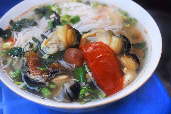 Bún ốc: Trong những ngày se lạnh, còn gì tuyệt vời hơn ngồi thưởng thức một tô bún ốc nóng hổi thơm ngon.