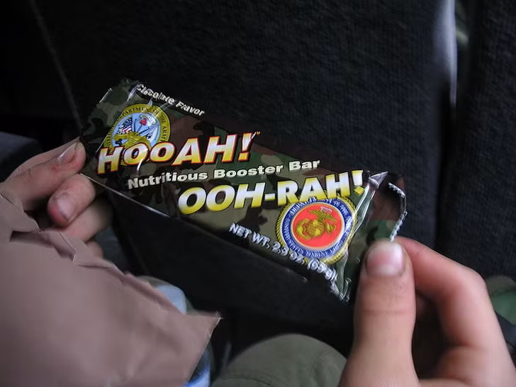 Thanh kẹo năng lượng: Hầu hết các loại kẹo bánh đều chứa nhiều calo và đường. Nếu muốn có bụng phẳng hoàn hảo, hãy loại bỏ thực phẩm này khỏi thực đơn ăn kiêng. Ảnh: BS. 
