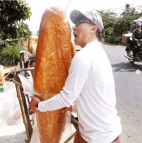 8. Bánh mì khổng lồ cho các gia đình lớn: Chiếc bánh mì này dài 1 mét, nặng 2-3 kg. Nhiều người mua chỉ vì nó rất độc đáo. Món bánh khổng lồ này được bán ở An Giang, Việt Nam.