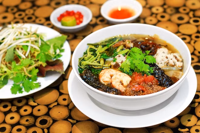 Bánh đa cua: Nhắc đến ẩm thực Hải Phòng không thể bỏ qua bánh đa cua, được làm từ bánh đa đỏ, giò bò, chả cá và rau trông rất đơn giản. Điều tinh túy nhất của món ăn có lẽ là gạch cua và nước dùng. Tất cả những thứ trên hòa quyện tạo nên hương vị đậm đà khó cưỡng.