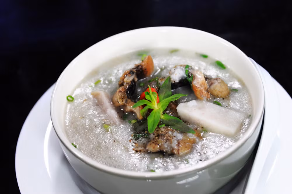 Cháo môn: Bên cạnh những món cháo thông thương khác thì ở Bình Dương có món cháo môn rất độc đáo. Cháo môn là món ăn bình dị, phổ biến ở vùng nông thôn nhưng nay trở thành món ăn lạ lẫm bởi mùi vị không đâu sánh được với đất Bình Dương.Ảnh: Phunutoday.