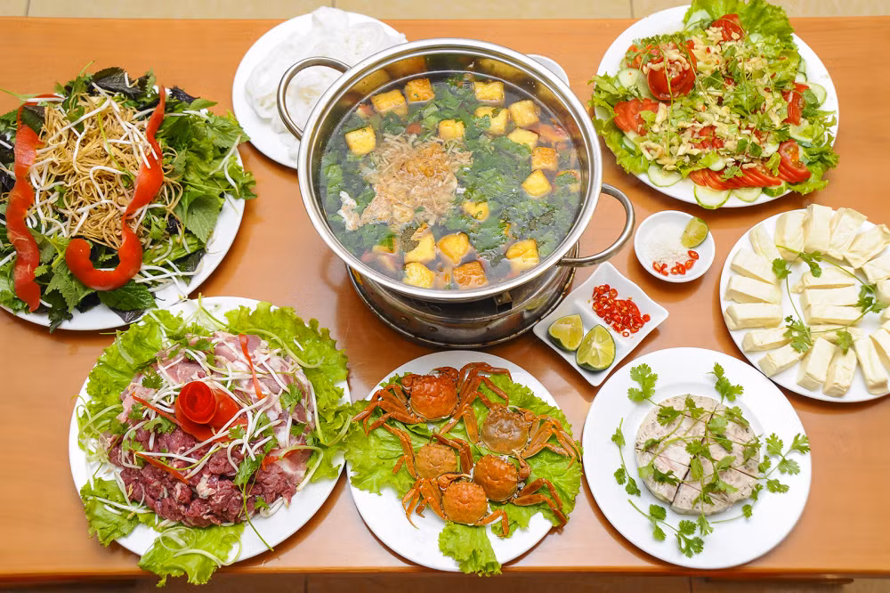 Nước dùng của món lẩu này có hương vị khá lạ và đặc trưng do được nấu từ mắm ruốc. Mắm ruốc giúp nước dùng lẩu đậm đà hơn, nồng và thơm hơn. Nếu bạn đang e ngại mùi tanh của mắm ruốc thì không phải lo lắng, bởi nước dùng thường kèm theo sả sẽ giúp khử đi mùi tanh của mắm. Ảnh: Phunutoday.
