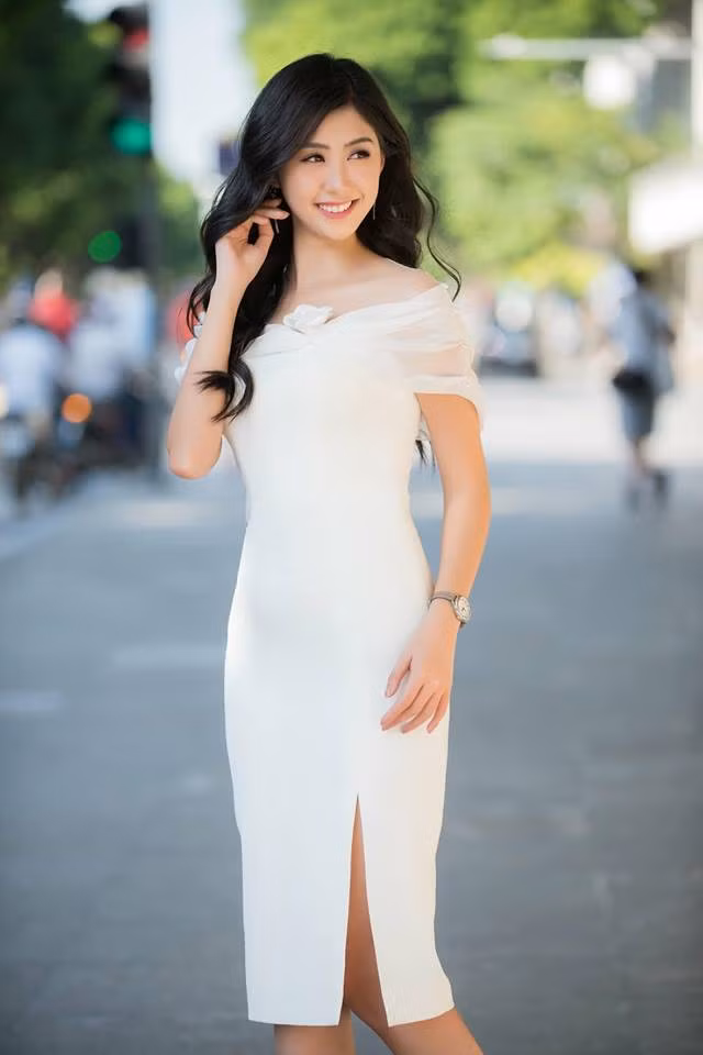 Cô diện chiếc váy trắng sang chảnh và nữ tính.