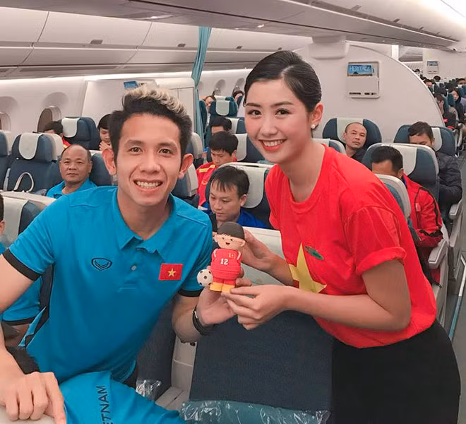 Ngọc Linh chính thức công tác như một tiếp viên của Hãng Hàng không Quốc gia từ đầu năm 2018 sau quá trình đào tạo dài và khắc nghiệt.