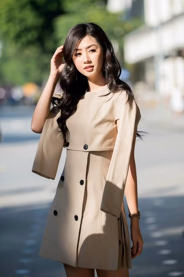 Ngọc Linh luôn chọn những kiểu váy thời trang hiện đại và kín đáo nhưng vẫn khoe được lợi thế cơ thể..