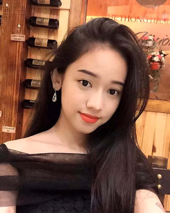 Cô nàng bắt đầu thực hiện ca phẫu thuật tiếp theo đế biến bản thân trở nên gợi cảm và sắc sảo hơn. Gu thời trang của Thúy Vi cũng dần thay đổi theo chiều hướng gợi cảm “quá đà”.