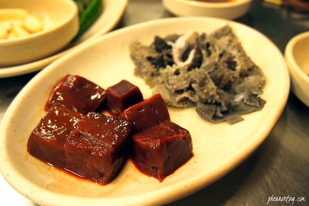 Tuy nhìn qua có vẻ khá kinh dị nhưng người Hàn Quốc lại đặc biệt thích thú với món ăn độc đáo này. Theo chia sẻ của những người đã trải nghiệm, họ cho rằng vị ngon của gan bò chính là cái chất dẻo, sền sệt và dai chắc của miếng gan bò sống.