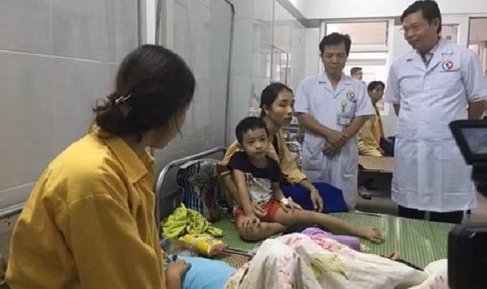 Ngày 14/11, Trường mầm non Xuân Nộn (Hà Nội) tổ chức liên hoan theo hình thức ăn tự chọn khiến 223 trẻ mầm non và ba giáo viên bị ngộ độc thực phẩm. Một ngày sau buổi liên hoan, cùng lúc nhiều học sinh có các biểu hiện: sốt cao, nôn trớ, đi ngoài... Sau khi sự việc xảy ra, các học sinh đã được đưa đến cấp cứu tại Bệnh viện đa khoa huyện Đông Anh và Bệnh viện Bắc Thăng Long. Ảnh: ANTĐ.