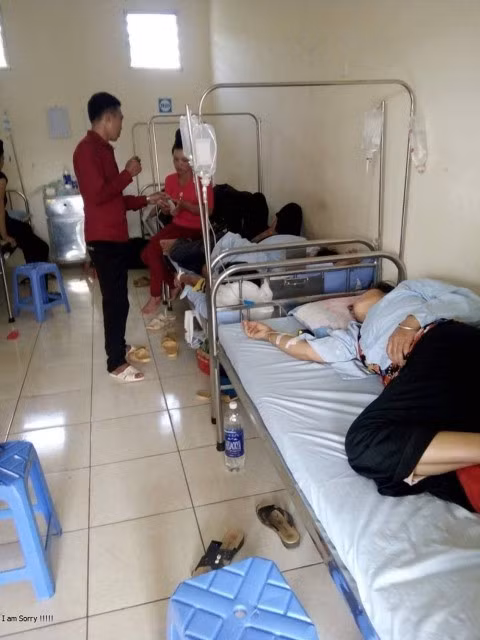Qua thăm khám, bệnh viện đã kê đơn thuốc và cho 45 người ra viện, còn 146 bệnh nhân tiếp tục được điều trị tại bệnh viện sau đó, trong số này có 21 ca là trẻ em từ 1 đến 5 tuổi. Những người nhập viện cho biết, trong cỗ cưới có các món ăn chủ yếu là thịt bò và thịt lợn được chế biến làm món luộc và nướng; rượu trắng; cơm nếp. Ảnh: giadinh.net.vn.