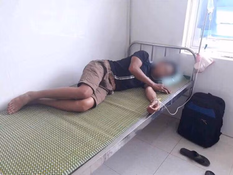 Qua thăm khám, bệnh viện đã kê đơn thuốc và cho 45 người ra viện, hiện còn 146 bệnh nhân tiếp tục được điều trị tại bệnh viện, trong số này có 21 ca là trẻ em từ 1 đến 5 tuổi. Những người nhập viện cho biết, trong cỗ cưới có các món ăn chủ yếu là thịt bò và thịt lợn được chế biến làm món luộc và nướng; rượu trắng; cơm nếp. Ảnh: Người đưa tin. Video "Các biện pháp xử trí khi bị ngộ độc thực phẩm tại nhà". Nguồn: VTC.
