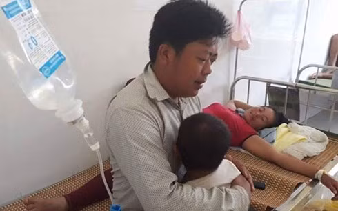 Ngày 8/5, bệnh viện đa khoa huyện Sông Mã (tỉnh Sơn La) đã tiếp nhận 191 trường hợp cấp cứu do ngộ độc thực phẩm sau khi ăn cỗ cưới tại bản Nà Mện, xã Nậm Ty, huyện Sông Mã. Ảnh: giadinh.net.vn. 