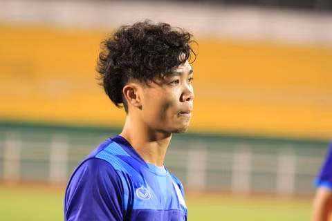 Tiền đạo Công Phượng từng ăn "cháo chửi" của bầu Đức khi anh để mái tóc quăn tít. 
