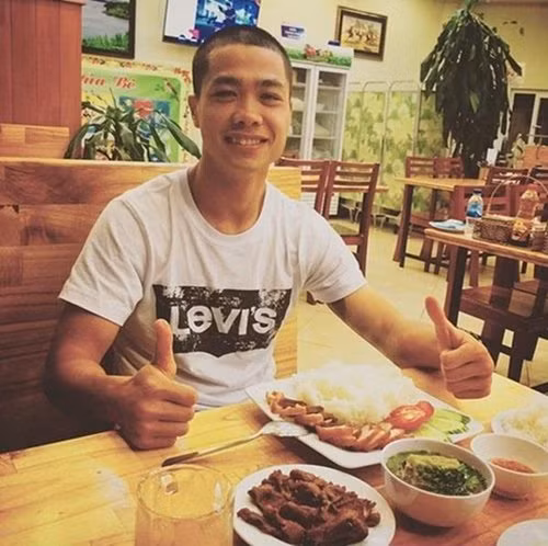 Công Phượng từng được người hâm mộ khen đẹp trai khi cắt tóc, thoát khỏi cảnh phải cài băng đô cho gọn gàng. 