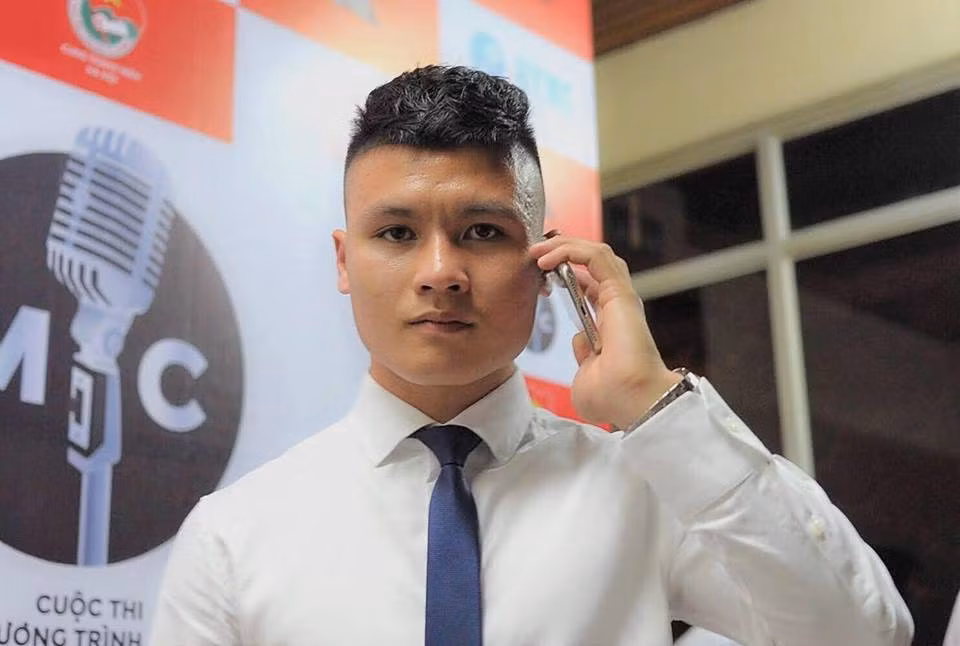 Khoác lên mình những bộ trang phục lịch lãm, cùng vẻ ngoài điển trai, có chút lạnh lùng đã giúp Quang Hải thay đổi hoàn toàn so với những gì khán giả vẫn thấy trên sân cỏ. Ảnh: FBNV.
