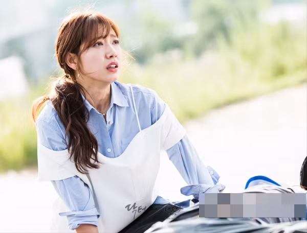 Kiểu tóc buộc lệch thấp giúp cô "ăn gian" tuổi tác.