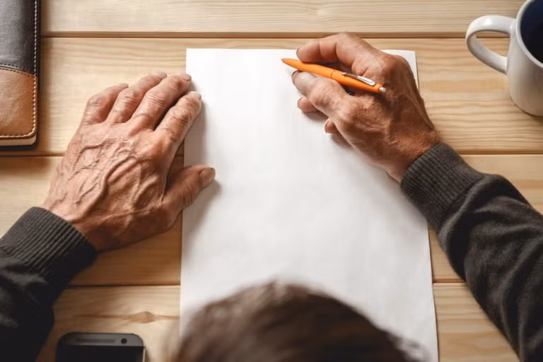 Khó khăn khi nói và viết: Những người có dấu hiệu sớm của bệnh Alzheimer thường gặp vấn đề trở ngại trong việc tìm kiếm những từ thích hợp trong cuộc trò chuyện và viết ra trên giấy. Ảnh: RD. 